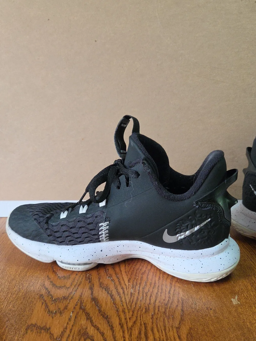 Nike LeBron Witness 5 2020 Size 7.5 basketball shoes